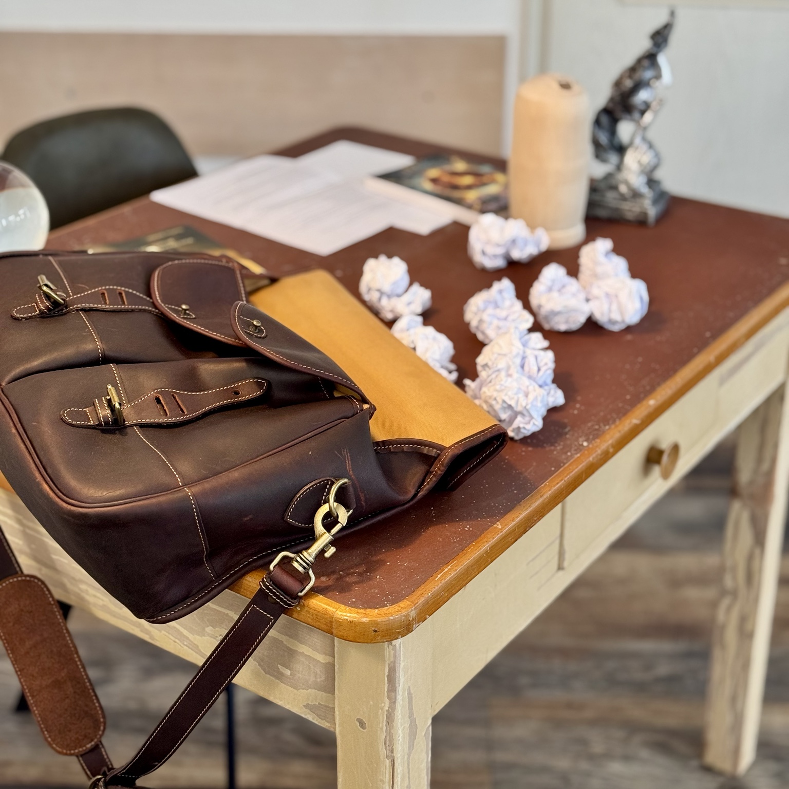 Tasche und Bücher auf einem Tisch