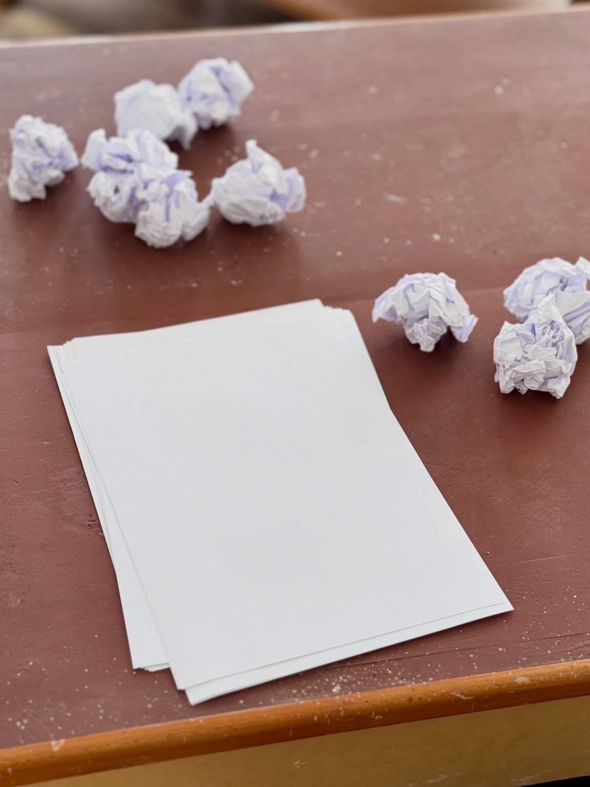 Leeres Papier und zerknüllte Seiten